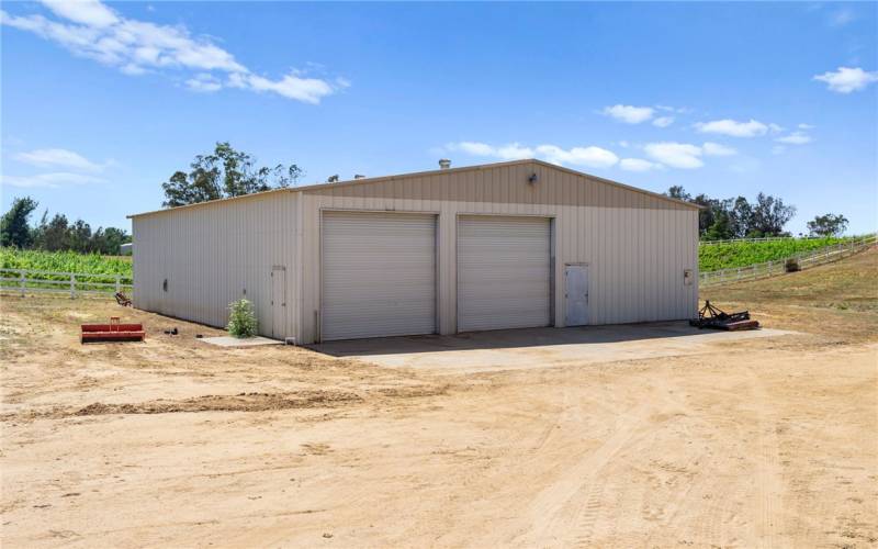 Large approximately 3000 sq ft storage building