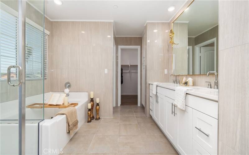 Owner suite separate bath & shower