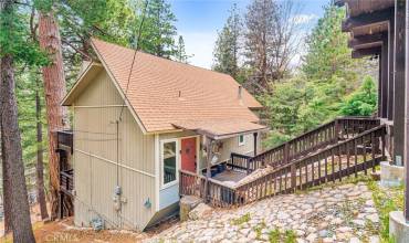 26565 Thunderbird Drive, Lake Arrowhead, California 92352, 2 Bedrooms Bedrooms, ,1 BathroomBathrooms,Residential,Buy,26565 Thunderbird Drive,DW24037881