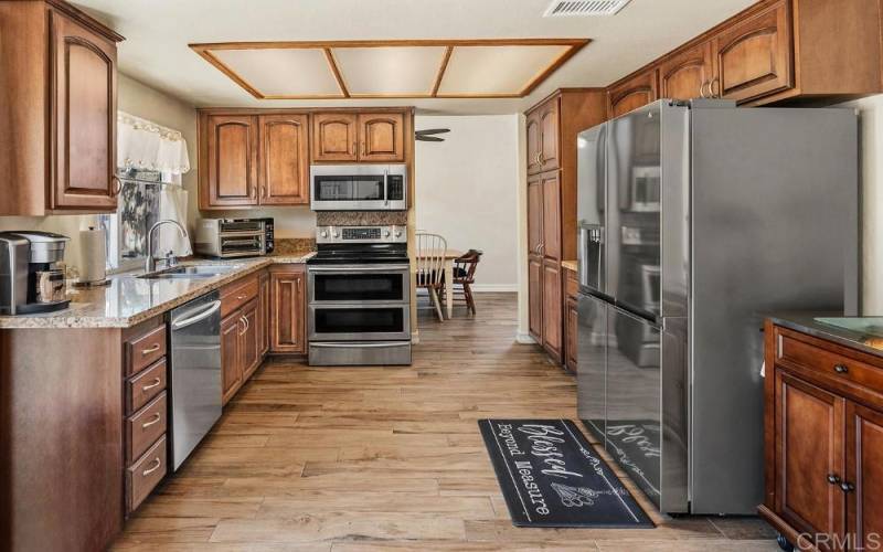 Granite counter tops, stainless steel appliances