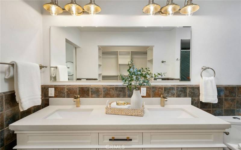 Double sinks in the primary suite en-suite bathroom.