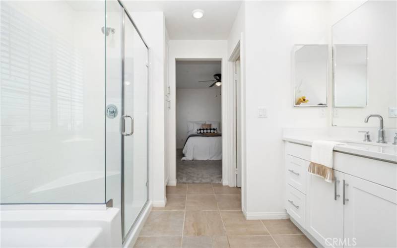 Owner suite w/ separate shower & separate bathtub