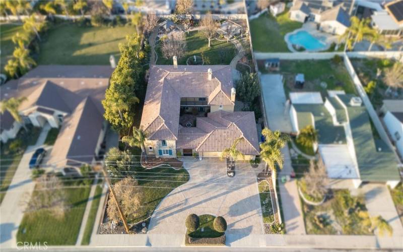 Aerial view o the property and surrounding.