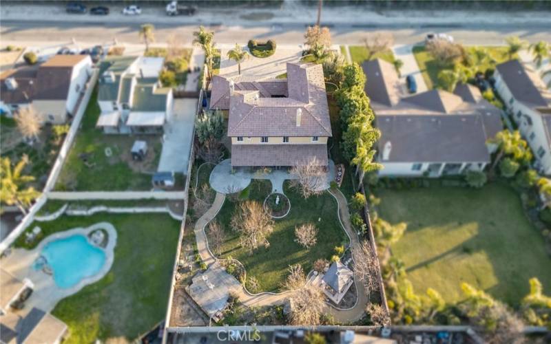 Aerial view o the property and surrounding.