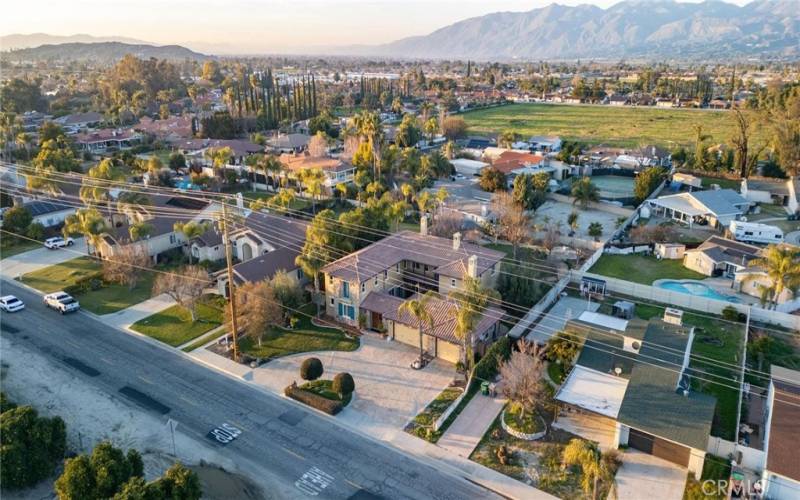 Aerial view o the property and surrounding.