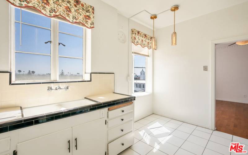 Kitchen breakfast area