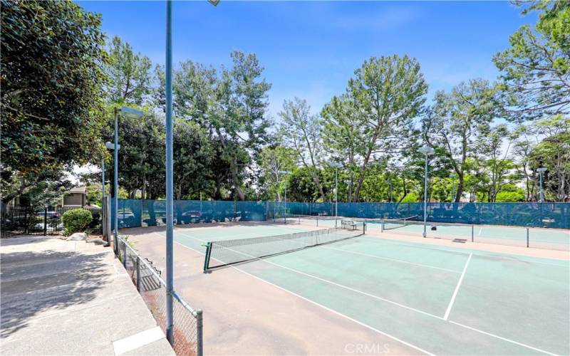 Community amenities include pool, spa & sports courts