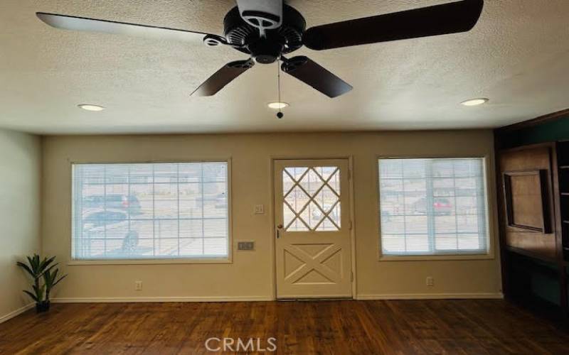 Ceiling fan and recessed lighting in living room.