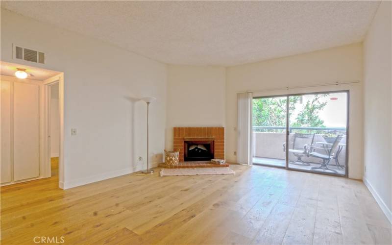 ALL NEWLY INSTALLED 

OAK WOOD FLOORING