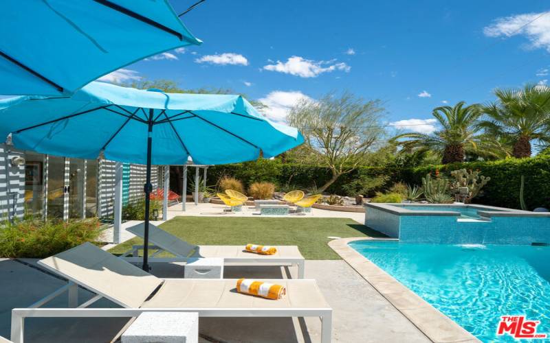 LOUNGE AREA POOLSIDE