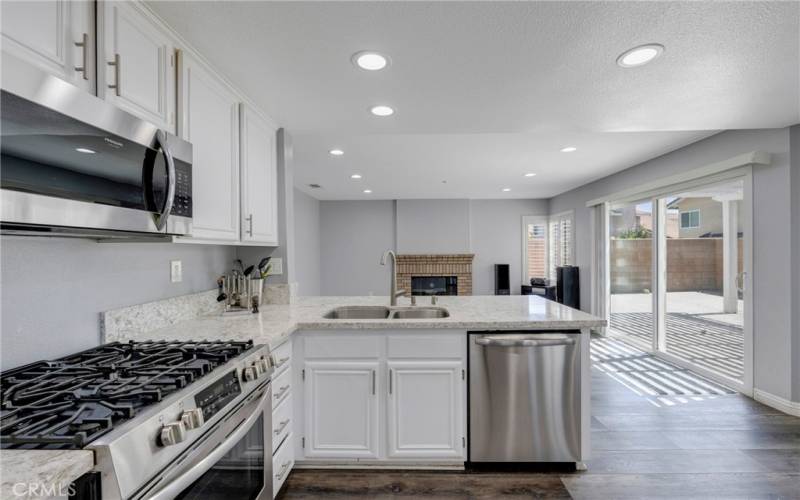 KITCHEN FEATURES STAINLESS APPLIANCES.