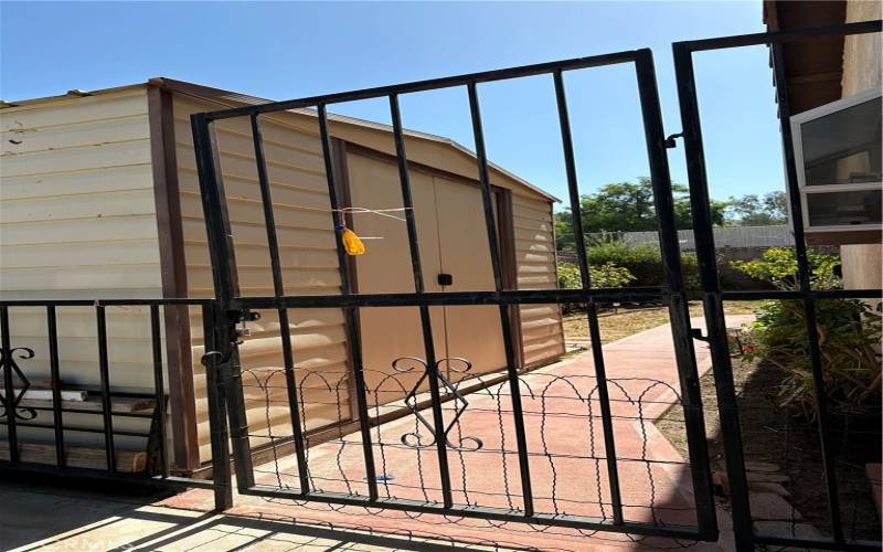 Side gate access to backyard