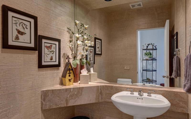 040POWDER ROOM MLS