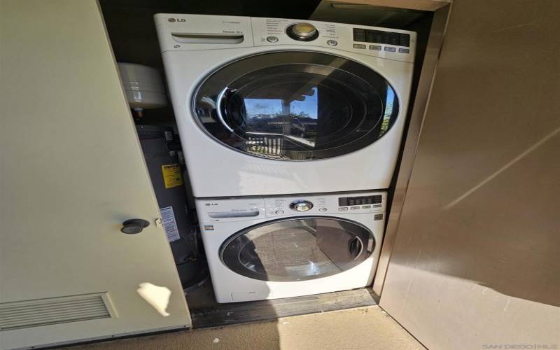 Full sized stackable LG washer / dryer!