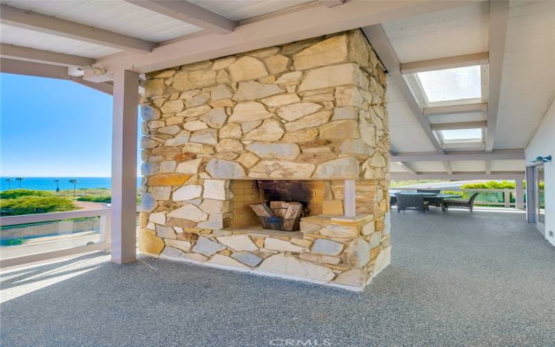 Outdoor fireplace