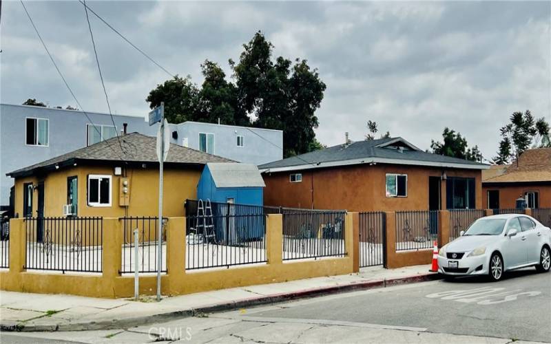 2 detached Houses in one lot.