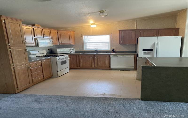 Kitchen w Lots of Storage