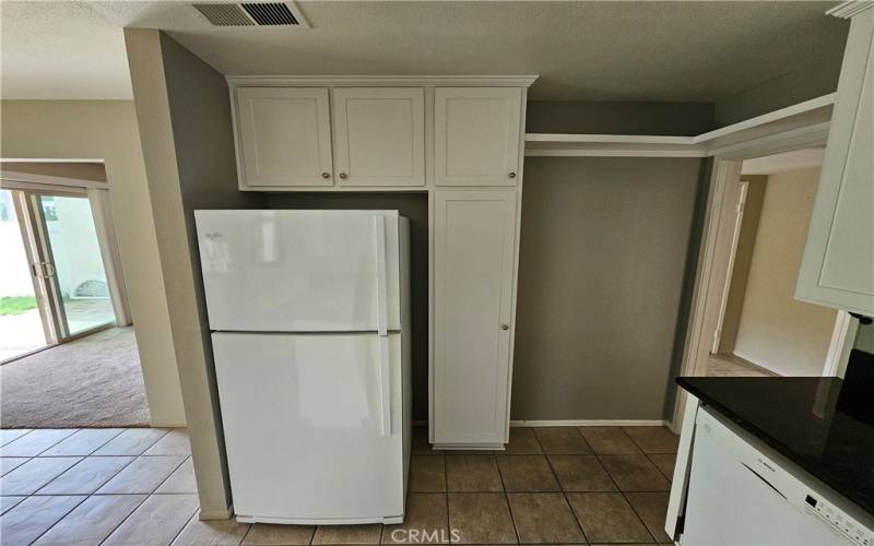 Kitchen w/fridge