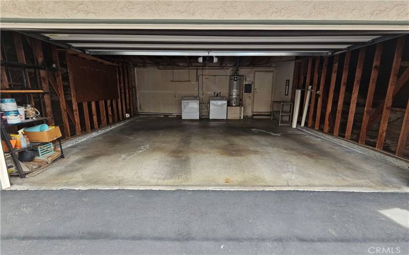 Garage w/laundry