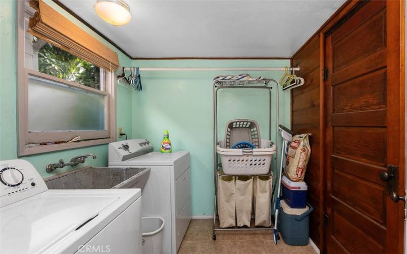 Additional second Laundry room in garage