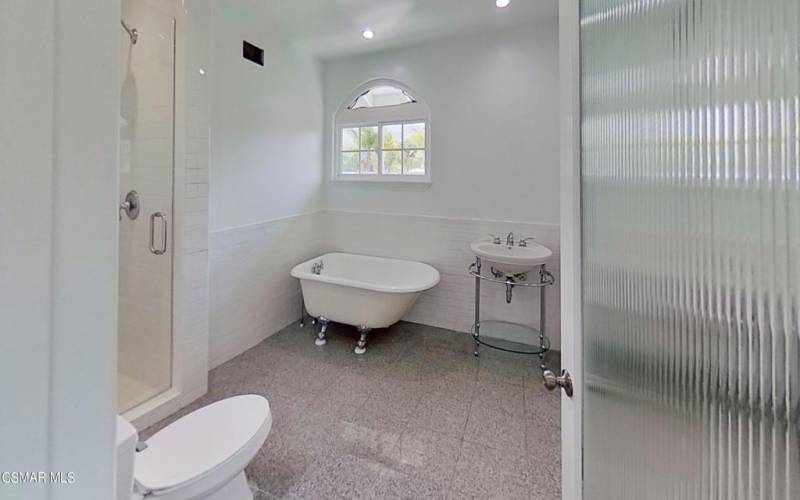 845-La-Grange-Ave-Bathroom
