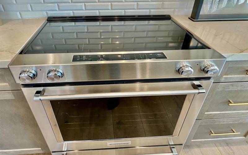 This sharp looking stove combination oven has user friendly features!