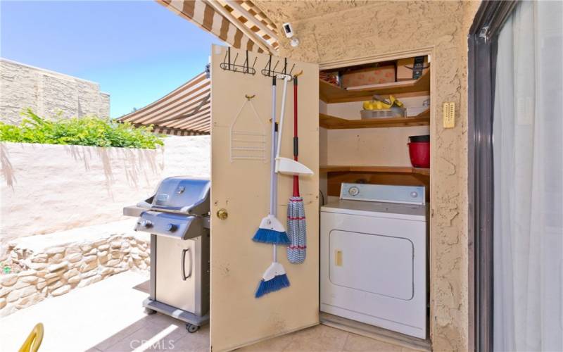Outdoor Gas bbq with direct hookup. Dryer in closet