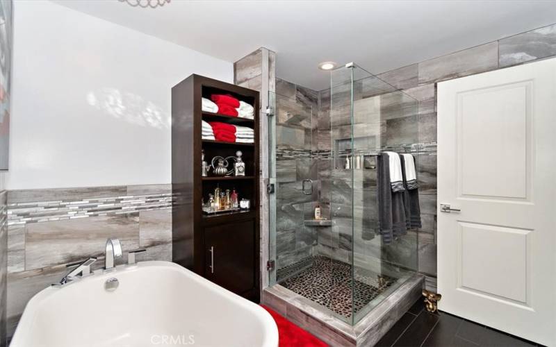 Separate tub & Shower