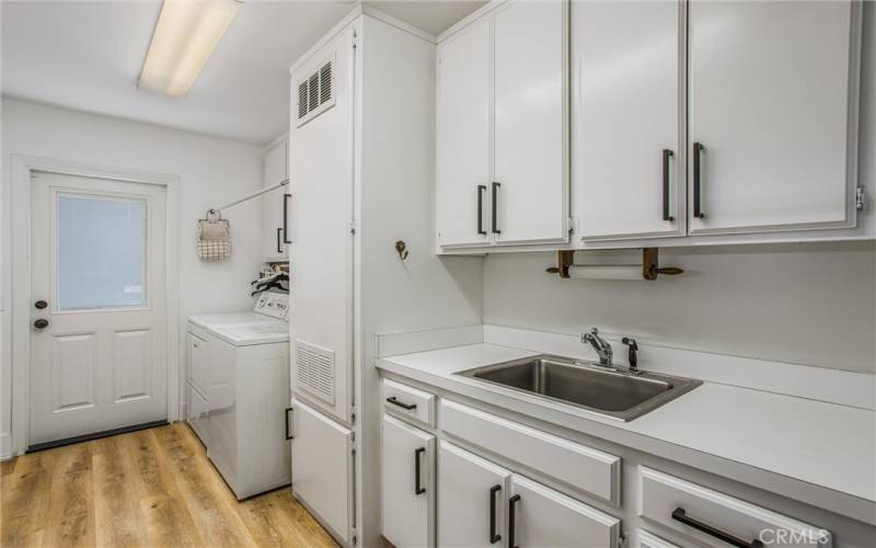 LARGE INDOOR LAUNDRY ROOM.