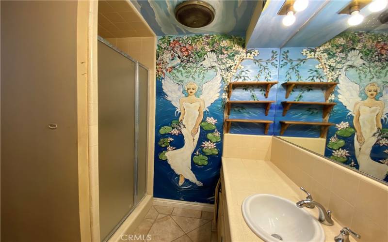 Bathroom 2/ Master