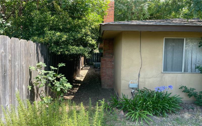 side exterior view of Living room