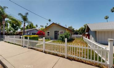 4230 13th, Riverside, California 92501, 5 Bedrooms Bedrooms, ,Residential Income,Buy,4230 13th,CV24111080