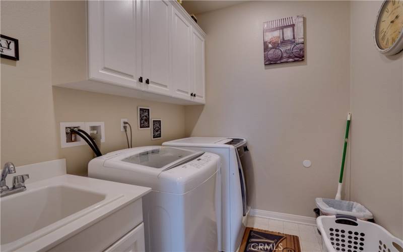 Laundry room with Cabinets and sink