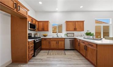 Gorgeous Kitchen  w/ New Quartz Countertops, New Appliances!