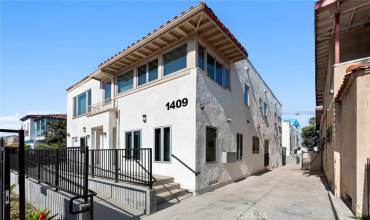 1409 N Hobart Boulevard 105, Los Angeles, California 90027, 3 Bedrooms Bedrooms, ,3 BathroomsBathrooms,Residential Lease,Rent,1409 N Hobart Boulevard 105,WS24130325