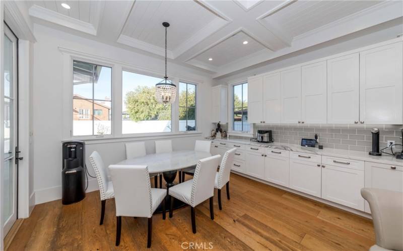 Separate kitchen table area - additional built-ins - natural light