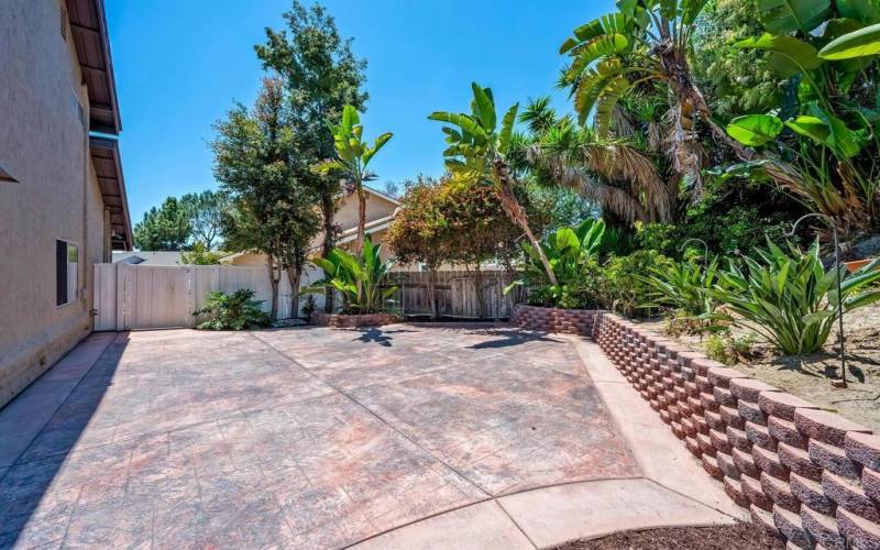 hardscaped side yard. Great for entertaining on those beautiful San Diego summer nights