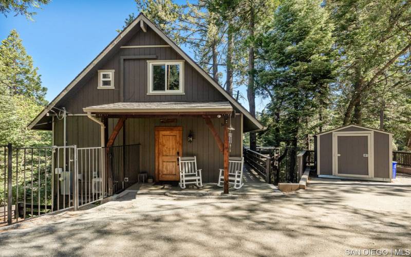 Charming cabin walking distance to the lake