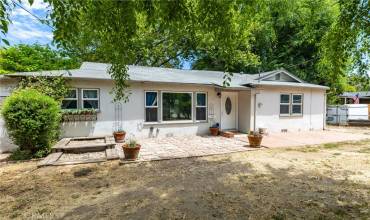 This charming home features 1000 sf, 3 bedrooms and 1.5 bathrooms on ~ 0.27 acres.