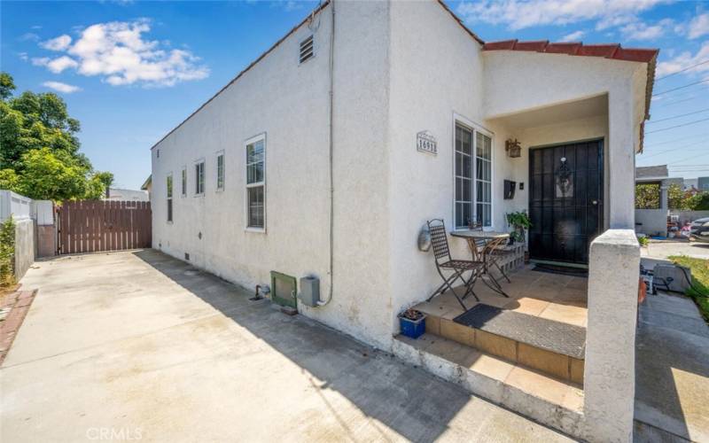 Front entry. Nice porch!