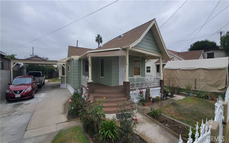 CRAFTSMAN HOUSE WITH DRIVEWAY & CARPORT PARKING