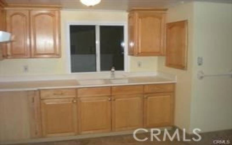 KITCHEN WITH OAK CABINETS & CORIAN COUNTER TOP
