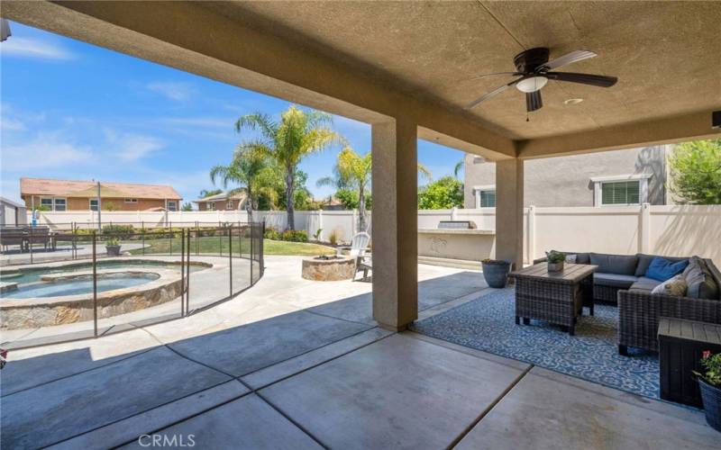 Stucco patio covered area with ceiling fan