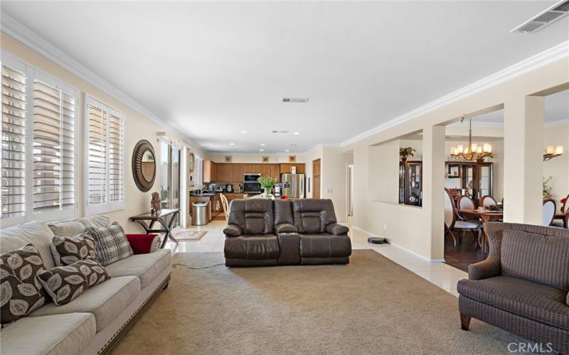 BEAUTIFUL FAMILY ROOM