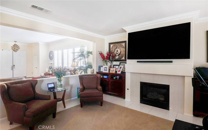 BEAUTIFUL FAMILY ROOM