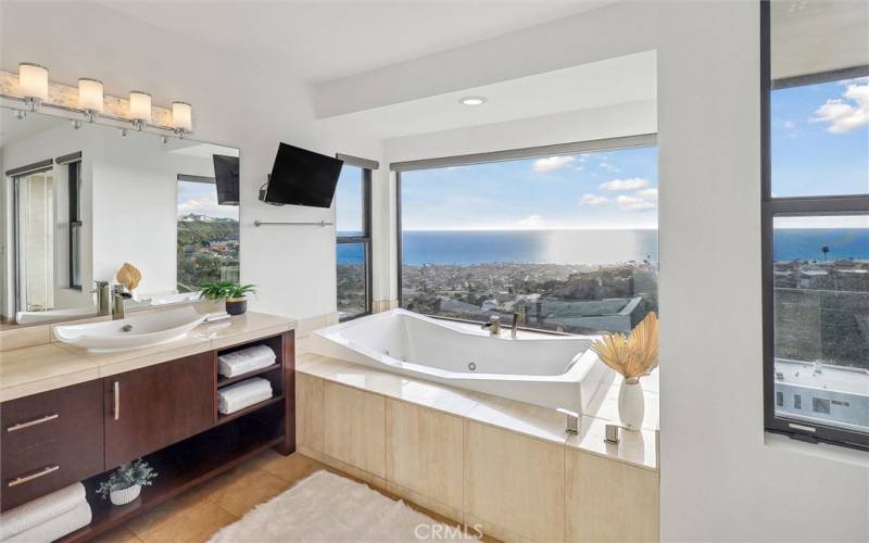 Master spa has views of San Clemente island and more views all the way to Point Loma.