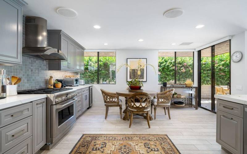 Kitchen to breakfast nook