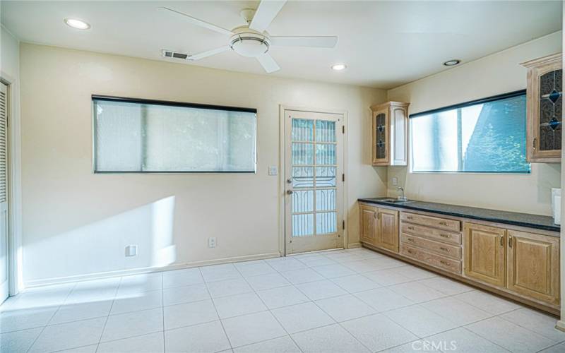 4315 Clybourn Ave - breakfast room off kitchen