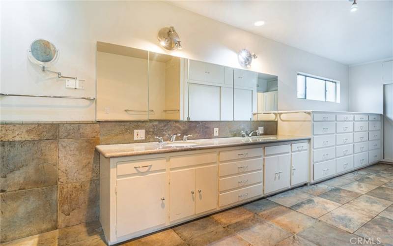 4315 Clybourn Ave- Main en-suite bth. ,dual vanity