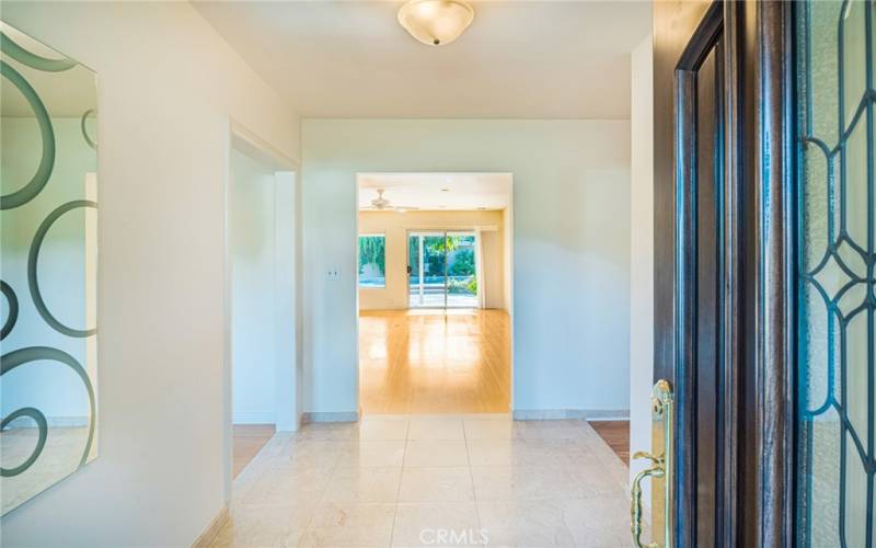 4315 Clybourn Ave -foyer